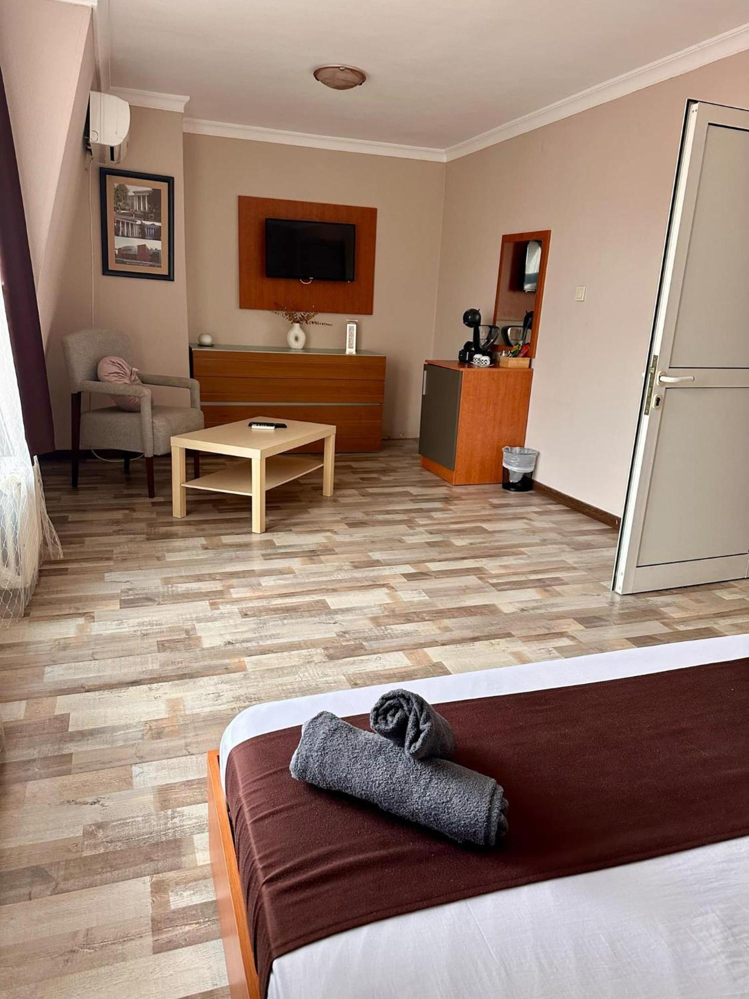 Hotel Oppium Restaurant & Garden Русе Екстериор снимка