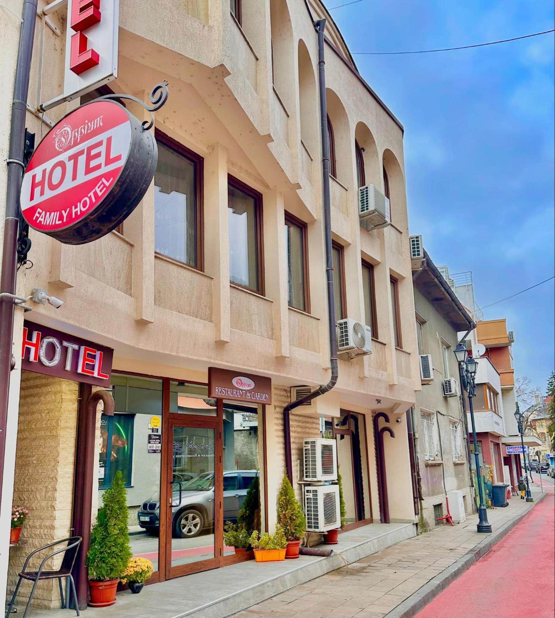 Hotel Oppium Restaurant & Garden Русе Екстериор снимка