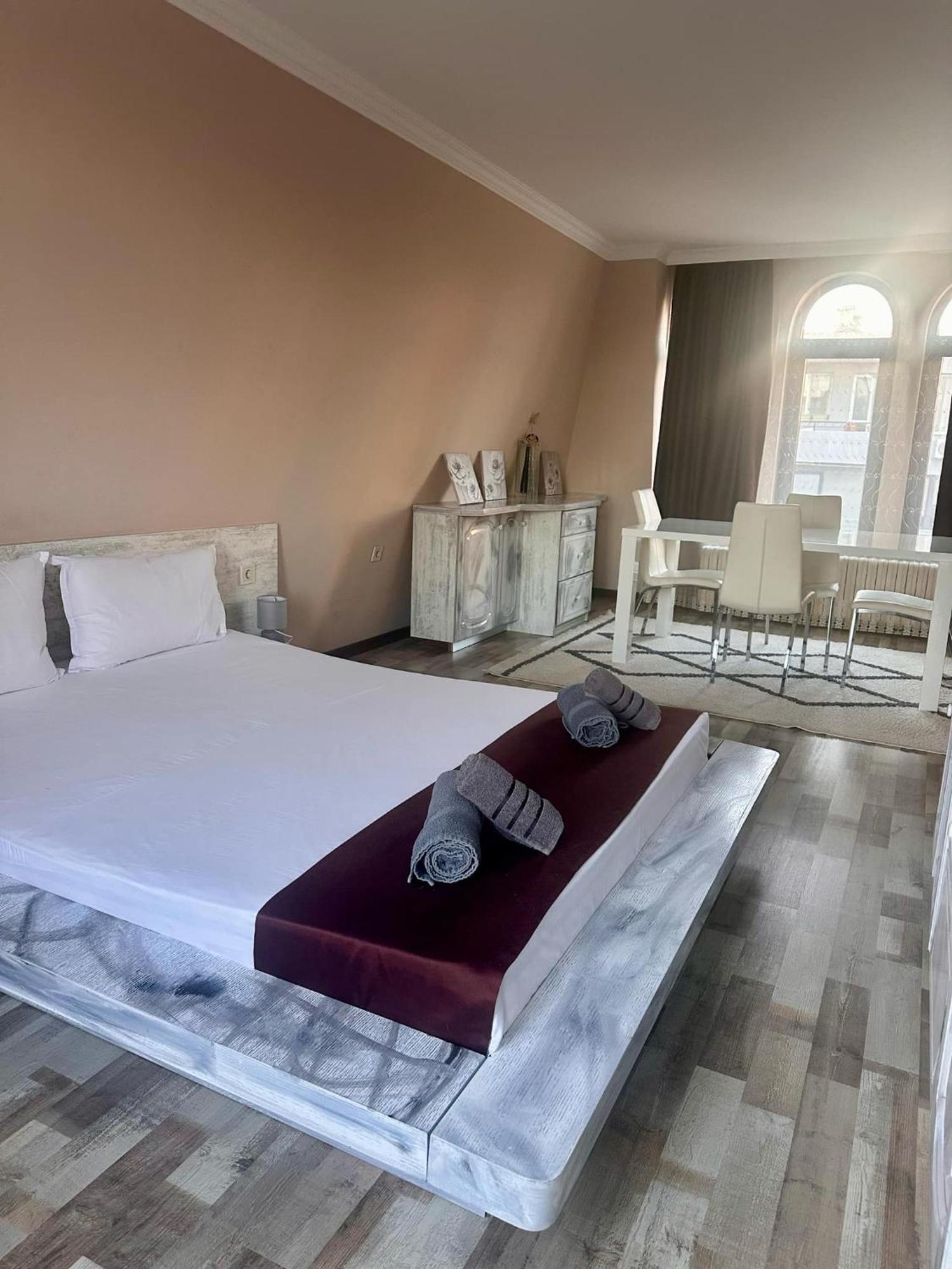Hotel Oppium Restaurant & Garden Русе Екстериор снимка